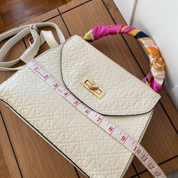 EASTIDE leather cream handbag with removable scarf - Picture 9 of 10